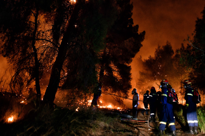 Η φωτιά στον Σχίνο χθες βράδυ- φωτογραφία Eurokinissi