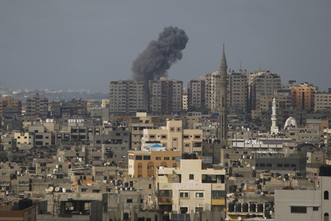 Kαπνός από τις ισραηλινές ρουκέτες στη Λωρίδα της Γάζας- φωτογραφία ΑΡ