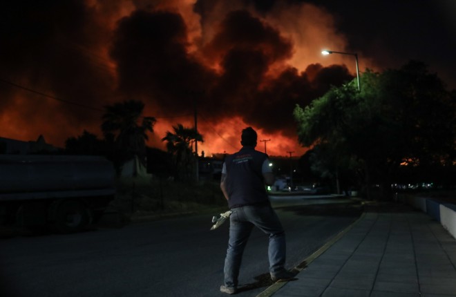 Η φωτιά που καίει τα Γεράνια όρη το βράδυ της 20ης Μαΐου- φωτογραφία Eurokinissi