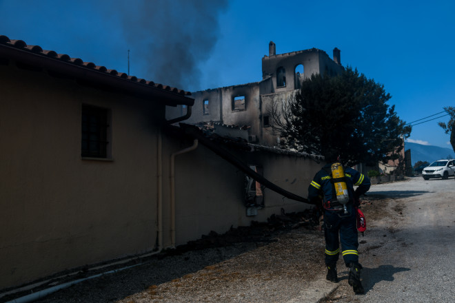 Καταστροφές στον οικισμό Πευκενέα- φωτογραφία Eurokinissi