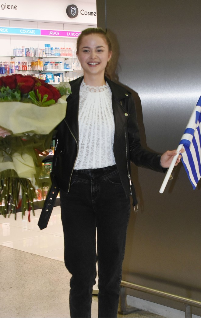 Η Stefania με την ελληνική σημαία στα χέρια