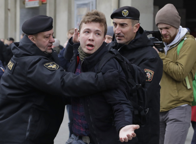 Η αστυνομία της Λευκορωσίας συνέλαβε τον δημοσιογράφο Ρόμαν Προτασέβιτς στο Μινσκ, κατά τη διάρκεια διαδηλώσεων τον Μάρτιο του 2017- φωτογραφία ΑΡ 