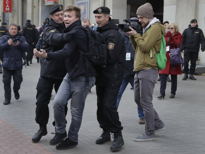 Στιγμιότυπο από τη σύλληψη Προτασέβιτς στο Μινσκ τον Μάρτιο του 2017- φωτογραφία ΑΡ