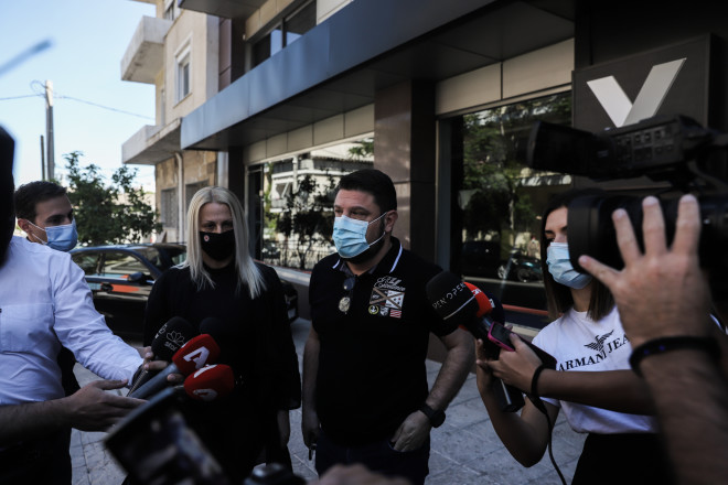 O Νίκος Χαρδαλιάς και η σύζυγός του έξω από τις επιχειρήσεις της, όπου έγιναν οι εμπρηστικές επιθέσεις- φωτογραφία Eurokinissi