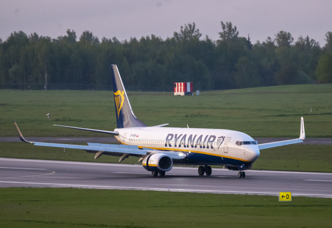 Aυτό είναι το αεροπλάνο της Ryanair που απογειώθηκε από την Αθήνα με προορισμό το Βίλνιους , στο οποίο έγινε «κρατική αεροπειρατεία» και προσγειώθηκε στο Μινσκ- φωτογραφία ΑΡ