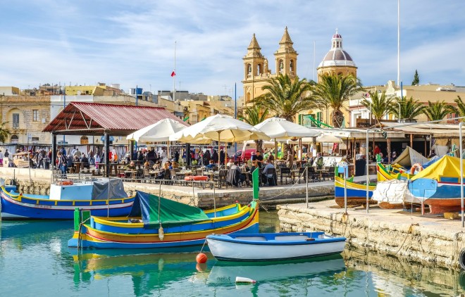 Το παραθαλάσσιο μικρό χωριό Marsaxlokk στη Μάλτα- φωτογραφία από unsplash