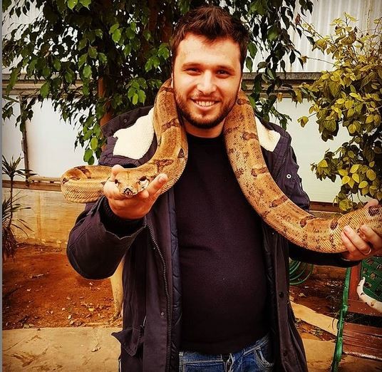 MasterChef 5: Ο σύζυγος της Μαρίνας, Χρήστος,  τη στιγμή που έχει ένα φίδι στον λαιμό του/ φωτογραφία Instagram