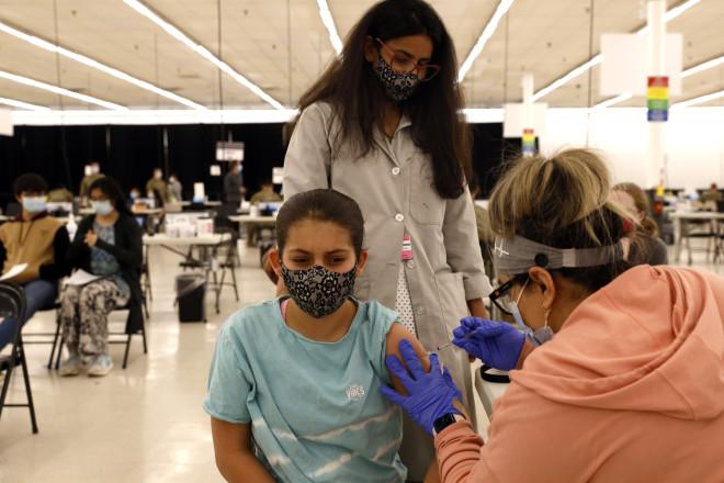 12χρονη λαμβάνει την πρώτη δόση του εμβολίου της Pfizer στο Ιλινόι των ΗΠΑ- φωτογραφία ΑΡ
