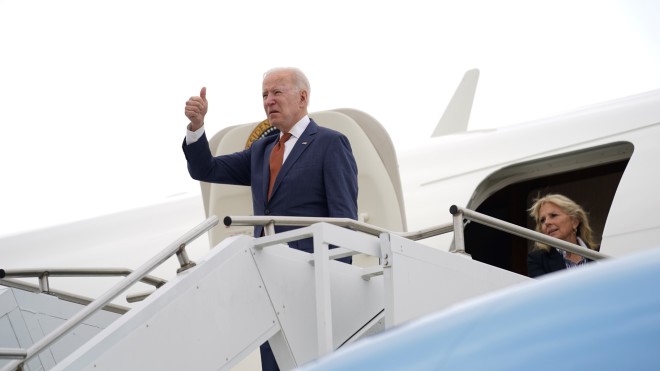 Ο Τζο Μπάιντεν και πίσω η σύζυγός του Τζιλ, κατά την επιστροφή τους στον Λευκό Οίκο, με το προεδρικό αεροσκάφος- φωτογραφία ΑΡ