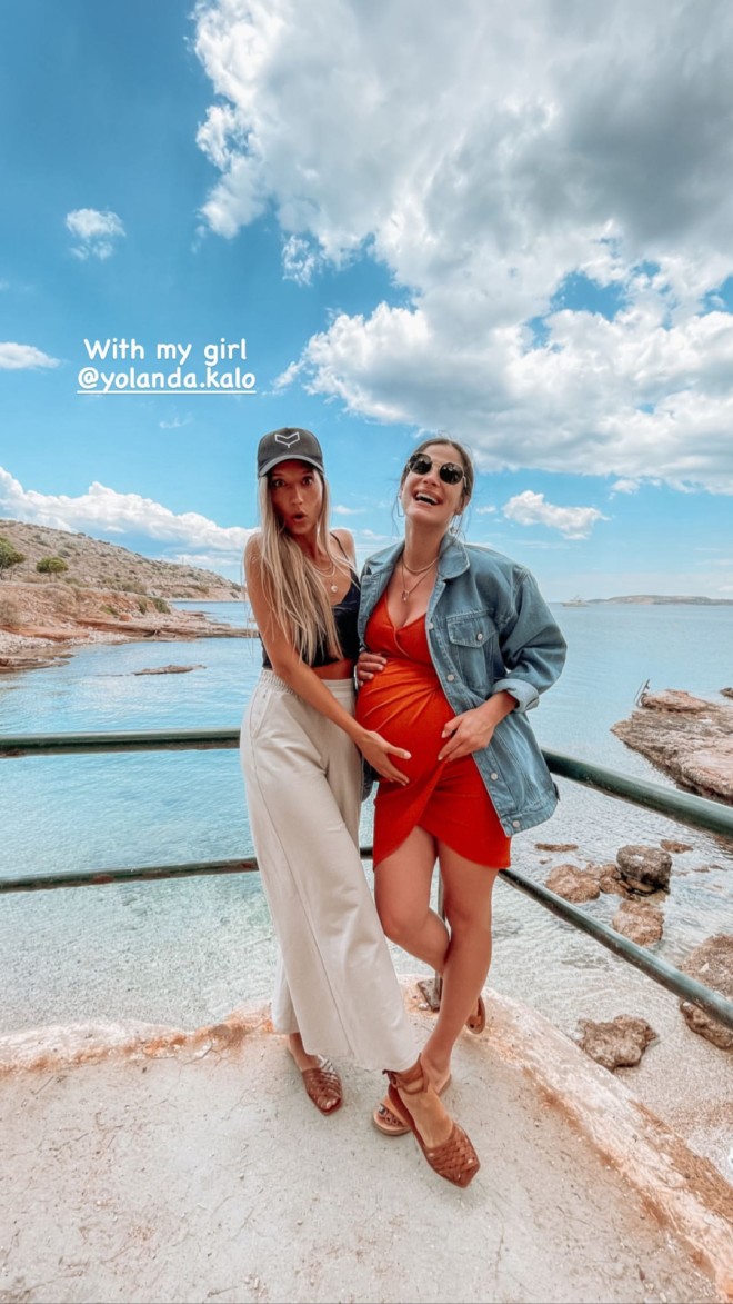 Χριστίνα Μπόμπα: Βόλτα στην παραλία στον 9ο μήνα της εγκυμοσύνης της