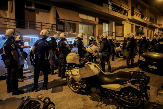 Eπέμβαση της αστυνομίας στην πολυκατοικία στα Πετράλωνα για τη σύλληψη του δράστη- Eurokinissi