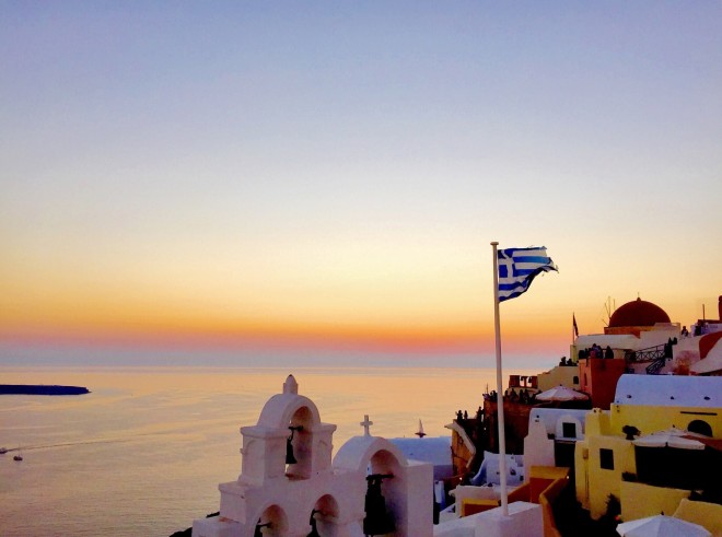 Στιγμιότυπο από ελληνικό νησί κατά την ανατολή του ήλιου- φωτογραφία από unsplash