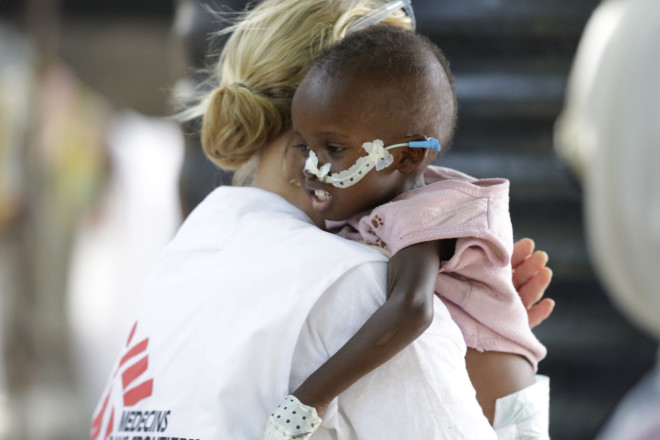 Γιατρός κρατά ένα παιδάκι στη Νιγηρία