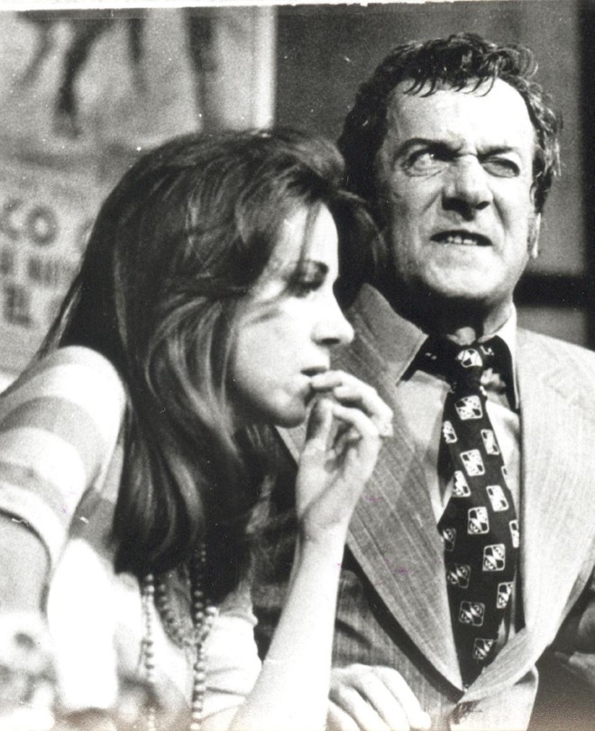 Η Κατερίνα Βασιλάκου με τον Αλέκο Αλεξανδράκη το 1974 στο έργο «Δύο και δύο κάνουν σεξ» των Ρίτσαρντ Χάρρις – Λέσλυ Ντάρμπον.