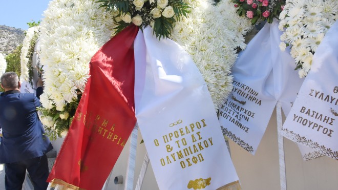 Στεφάνια από τον πρόεδρο του Ολυμπιακού και τον δήμαρχο Αθηναίνων στην κηδεία του Βασίλη Τοκάκη- φωτογραφία NDP