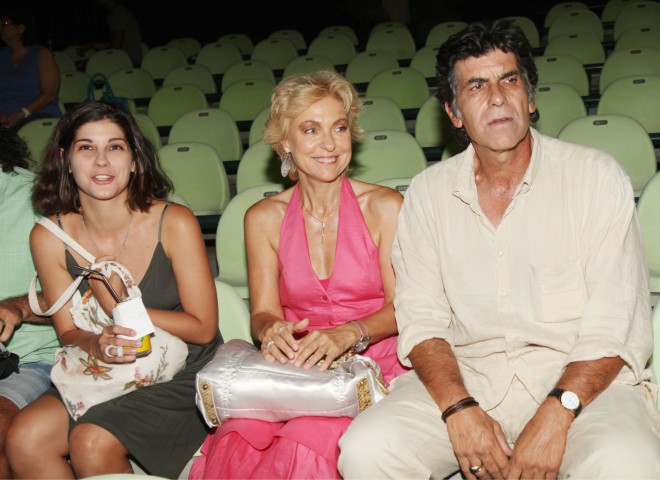Γιάννης Μπέζος και Ναταλία Τσαλίκη με την κόρη τους, Ηρώ, σε παλαιότερη δημόσια εμφάνισή τους