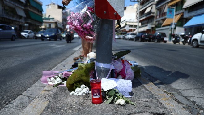 Ο κόσμος αφήνει λουλούδια και σημειώματα στο σημείο της τραγωδίας στη Νίκαια- φωτογραφία ΙΝΤΙΜΕ
