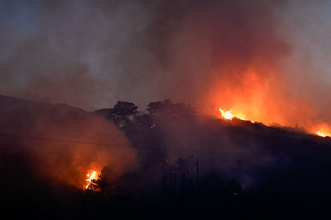 «Η φωτιά είναι σε πολλά μέτωπα» είπε ο δήμαρχος Σάμου- φωτογραφία Eurokinissi