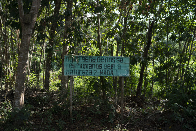 Πινακίδα που γράφει στα πορτογαλικά: «Τι θα ήταν ο άνθρωπος χωρίς τη φύση; Τίποτα»- φωτογραφία ΑΡ