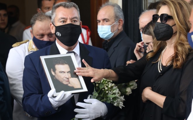 Κηδεία Τόλη Βοσκόπουλου: Η στιγμή που η Γκερέκου τον αποχαιρετά με ένα χάδι