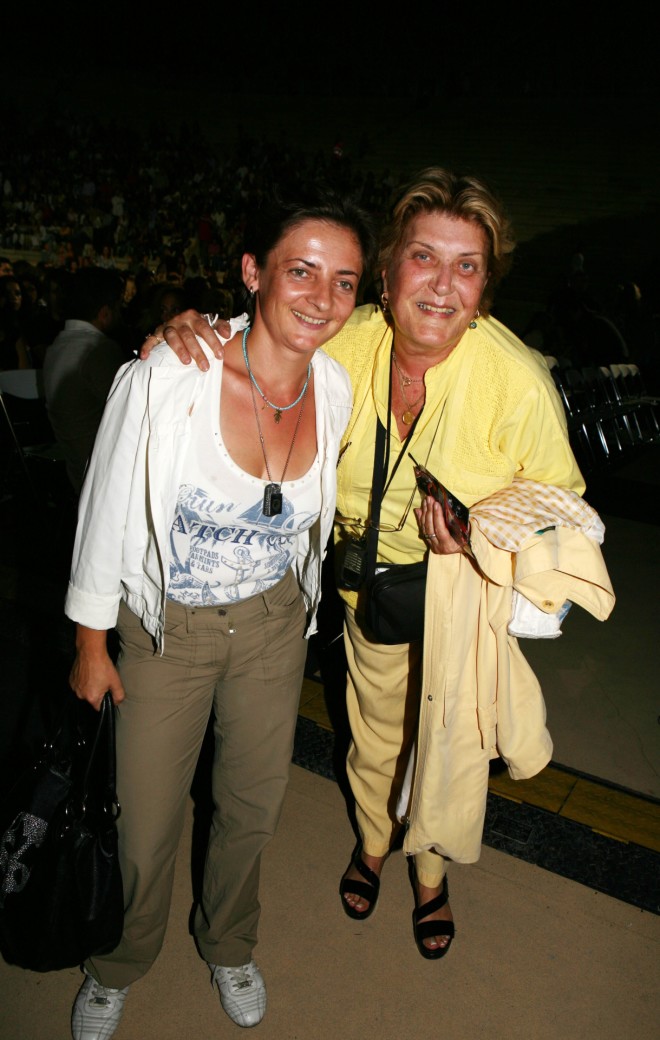 Η Βάσια Τριφύλλη με την κόρη της Βερόνικα σε παλαιότεη έξοδό τους/ φωτογραφία NDP