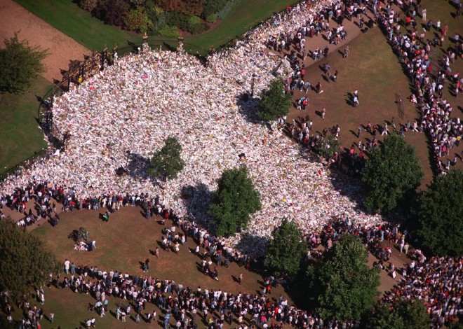 Πριγκίπισσα Νταϊάνα πλήθος κόσμου στην κηδεία της