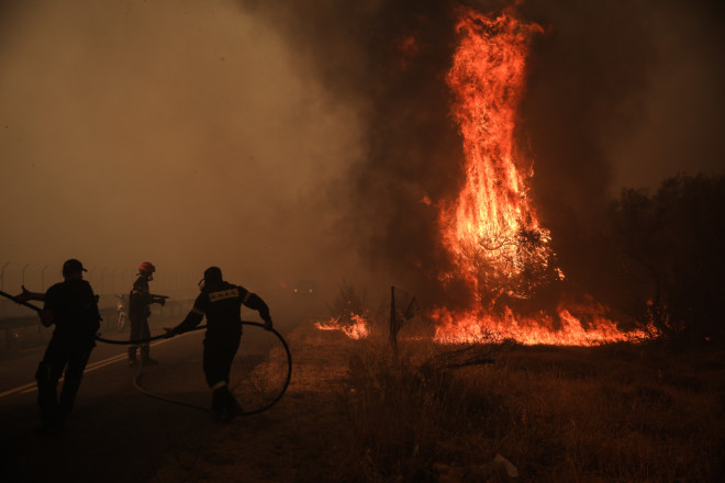 Ισχυρές πυροσβεστικές δυνάμεις επιχειρούν στην κατάσβεση της πύρινης λαίλαπας- φωτογραφία Eurokinissi