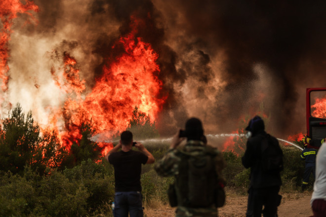 Οι φλόγες μετά την αναζωπύρωση της Βαρυμπόμπης- φωτογραφία Eurokinissi
