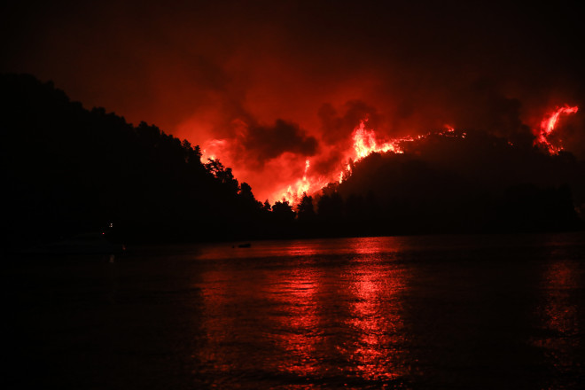 Το πύρινο μέτωπο στη Λίμνη Ευβοίας το βράδυ της 6ης Αυγούστου- φωτογραφία Eurokinissi