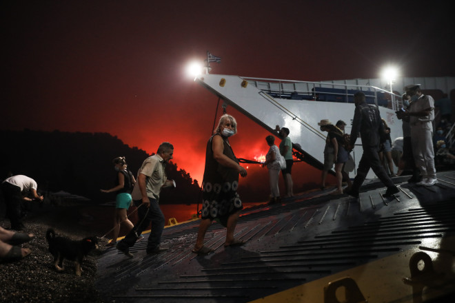 Απεγκλωβισμός ατόμων από τη Λίμνη Ευβοίας, με ferry boat -φωτογραφία Eurokinissi