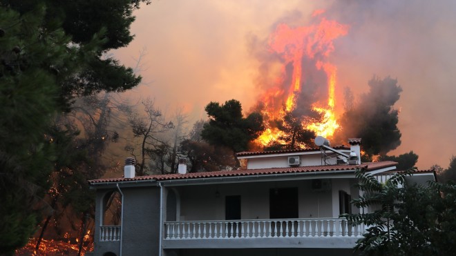 Οι φλόγες πλησιάζουν σπίτι στους Θρακομακεδόνες- φωτογραφία INTIME