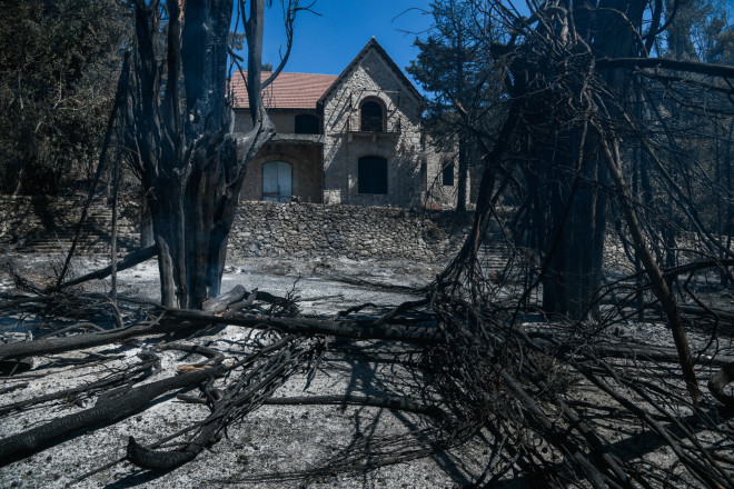 Καταστροφές από την πυρκαγιά στα πρώην βασιλικά κτήματα στο Τατόι- φωτογραφία Eurokinissi