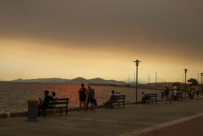 Ο καπνός της Εύβοιας στον ουρανό της Αθήνας- φωτογραφία Eurokinissi