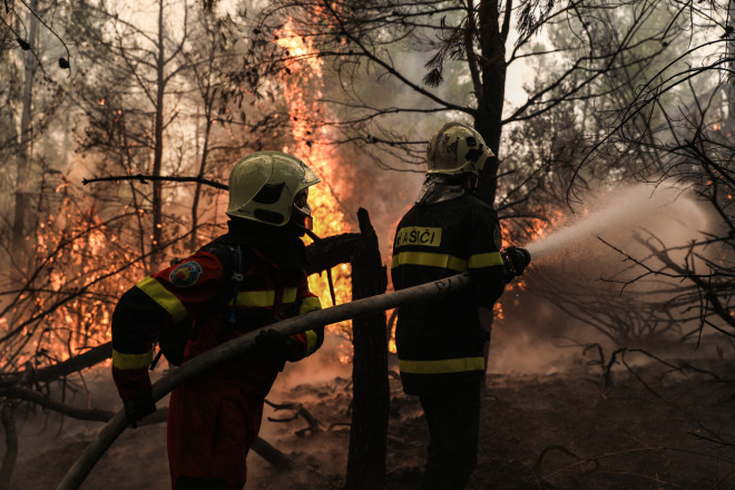 Tσέχοι πυροσβέστες στη βόρεια Εύβοια- φωτογραφία Eurokinissi