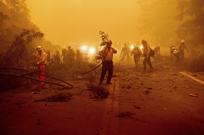 Πυροσβέστες προσπαθούν να τιθασεύσουν τη φωτιά που καίει από τις 10/7 στην Καλιφόρνια- AP Photo/Noah Berger