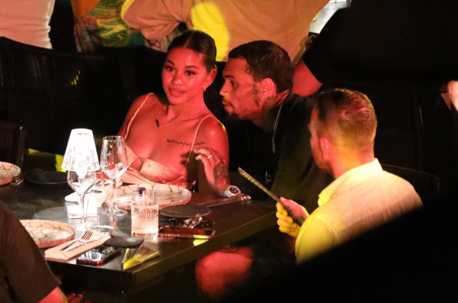 O Chris Brown στη Μύκονο με την πρώην σύντροφό του harris