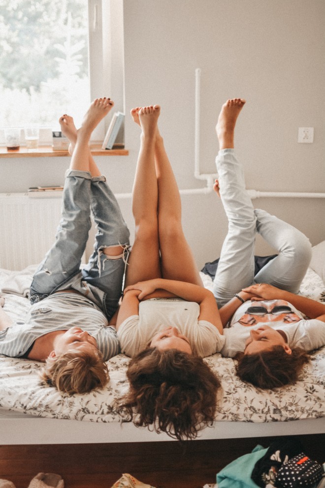 τρεις κοπέλες ξαπλωμένες δίπλα- δίπλα με τα πόδια στον αέρα