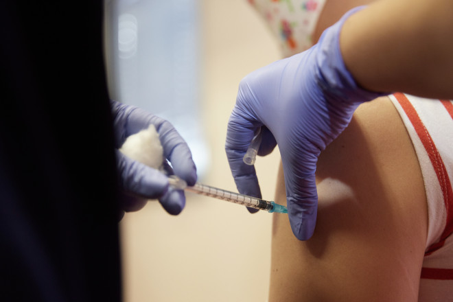 εμβολιασμός νεαρής κοπέλας στο μπράτσο κατά του κορωνοϊού