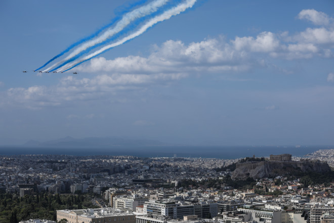 Η πτήση των γαλλικών Rafale με τα ελληνικά χρώματα- φωτογραφία Eurokinissi