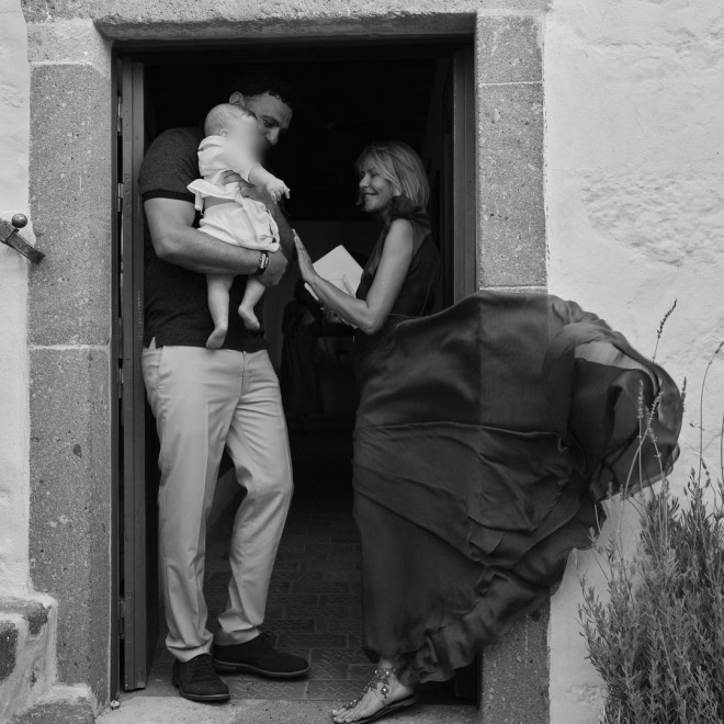 Ένα εντυπωσιακό, μάξι φόρεμα και σανδάλια επέλεξε η Τζένη Μπαλατσινού για τη βάφτιση του μωρού της στο εκκλησάκι στην Πάτμο