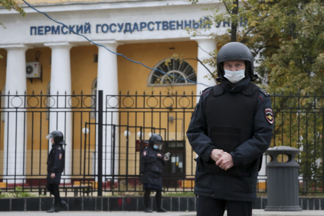 Αστυνομικές δυνάμεις έξω από το πανεπιστήμιο της Ρωσίας όπου ένοπλος σκόρπισε τον θάνατο- φωτογραφία ΑΡ