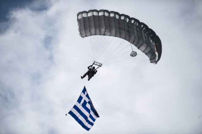 άσκηση Παρμενίων αλεξιπτωτιστής με ελληνική σημαία 
