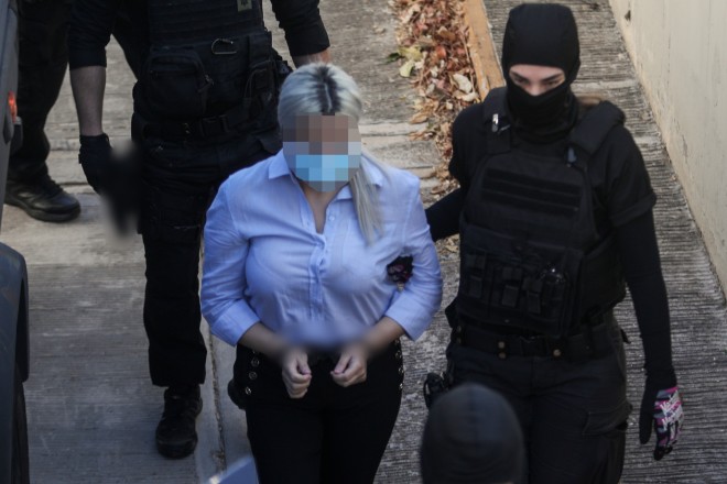 H 36χρονη δράστιδα της επίθεσης με βιτριόλι εμφανίστηκε σήμερα στο δικαστήριο- φωτογραφία Eurokinissi