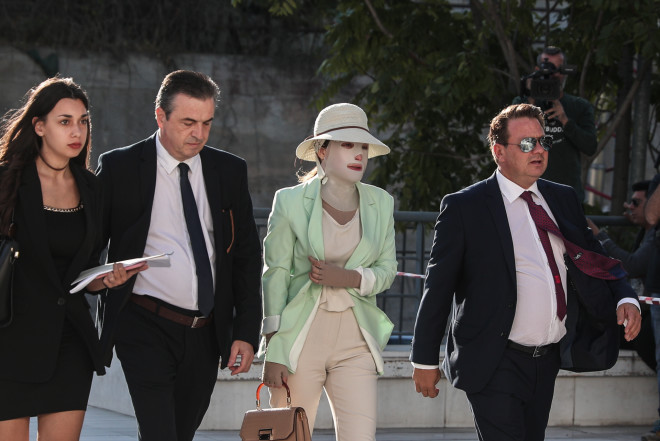 Η είσοδος της Ιωάννας στο δικαστήριο με τους δικηγόρους της- φωτογραφία Eurokinissi