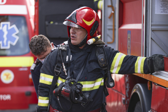 Πυροσβέστες στη φωτιά σε νοσοκομείο της Ρουμανίας - φωτογραφία ΑΡ