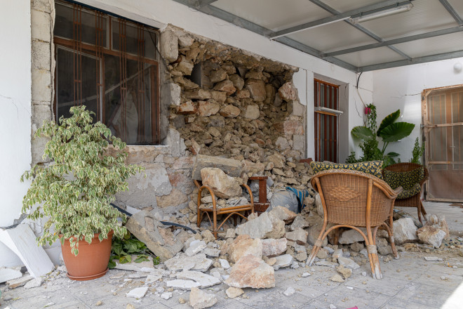 Ο τοίχος έχει καταπλακώσει καναπέ στην αυλή σπιτιού στο χωριό Ζίντα. Η ιδιοκτήρια, η οποία την ώρα του σεισμού καθόταν και έπινε καφέ, σώθηκε όπως είπε στην κ. Παναγιωτοπούλου, από θαύμα 
