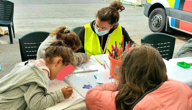 Η κ. Παναγιωτοπούλου ζωγραφίζει παρέα με τα παιδιά στον καταυλισμό του Αρκαλοχωρίου