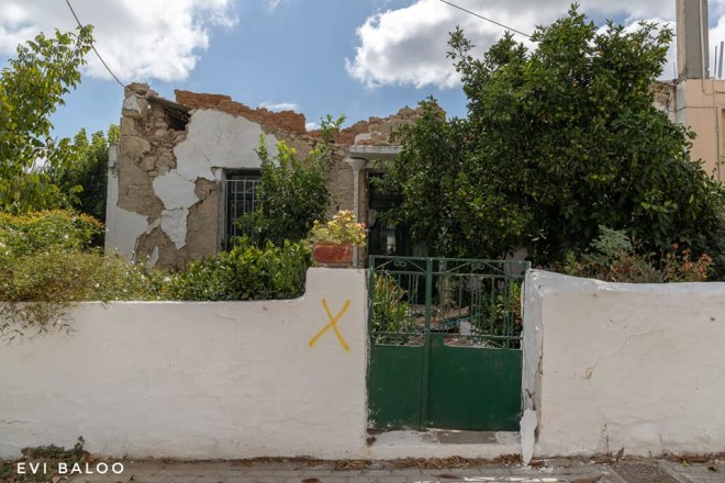 Σπίτι με ζημιές από το σεισμό στο Αρκαλοχώρι, μετά από έλεγχο των αρμόδιων κλιμακίων έχει χαρακτηριστεί ακατάλληλο, με κίτρινο χρώμα  