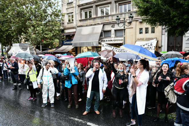 Συγκέντρωση διαμαρτυρίας κατά του υποχρεωτικού εμβολιασμού των υγειονομικών έξω από το ΣτΕ- Eurokinissi