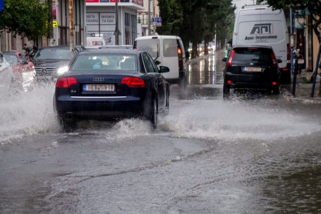 Οδηγοί σε πλημμυρισμένους δρόμους/ eurokinissi